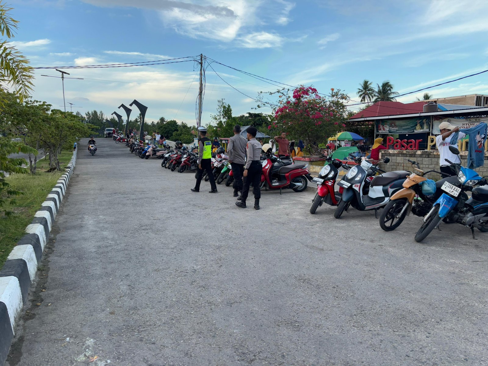 Polres Wakatobi Laksanakan Pengamanan Pasar Malam Marina dalam Operasi Lilin Anoa 2025