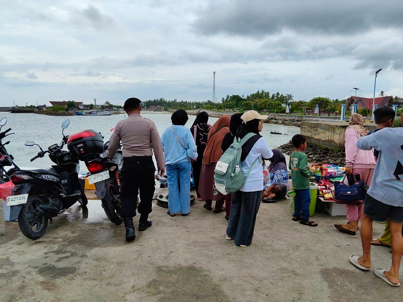Polres Wakatobi Pengamanan Keberangkatan KM Natuna Expres di Pelabuhan Wanci