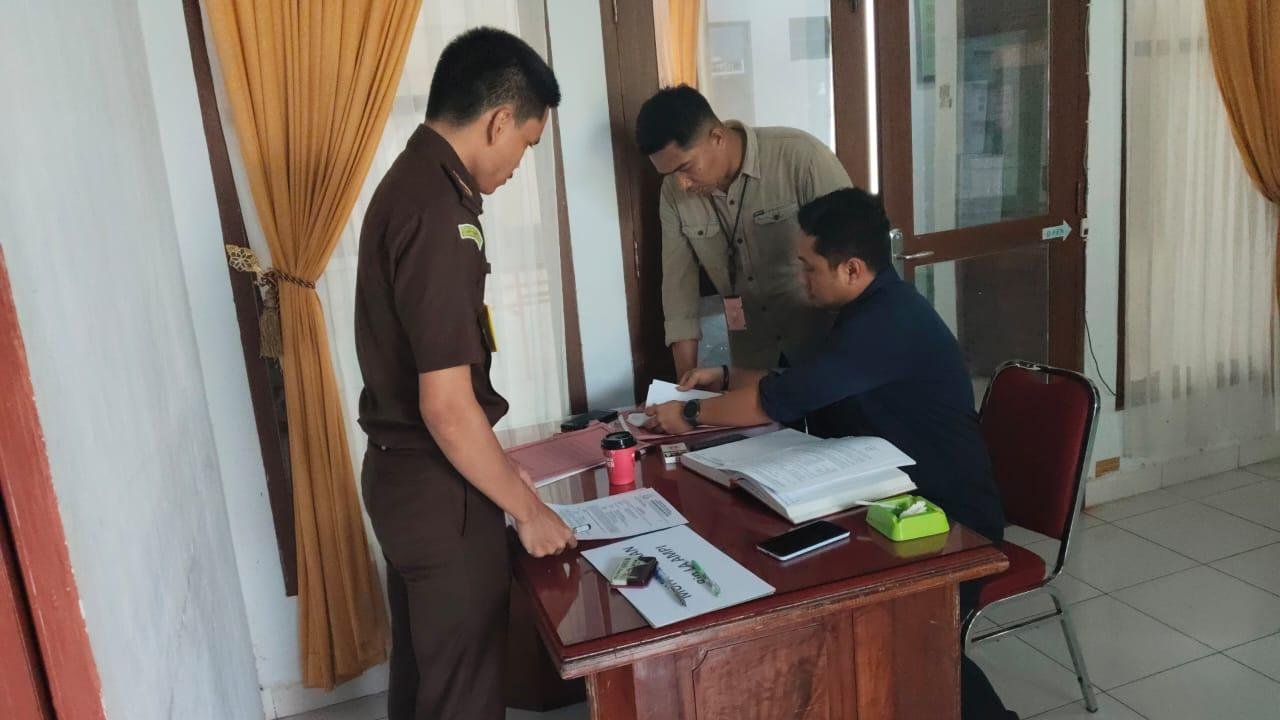 Ditpolairud Polda Sultra Serahkan Lima Tersangka Kasus Penambangan Pasir Ilegal ke Kejari Buton