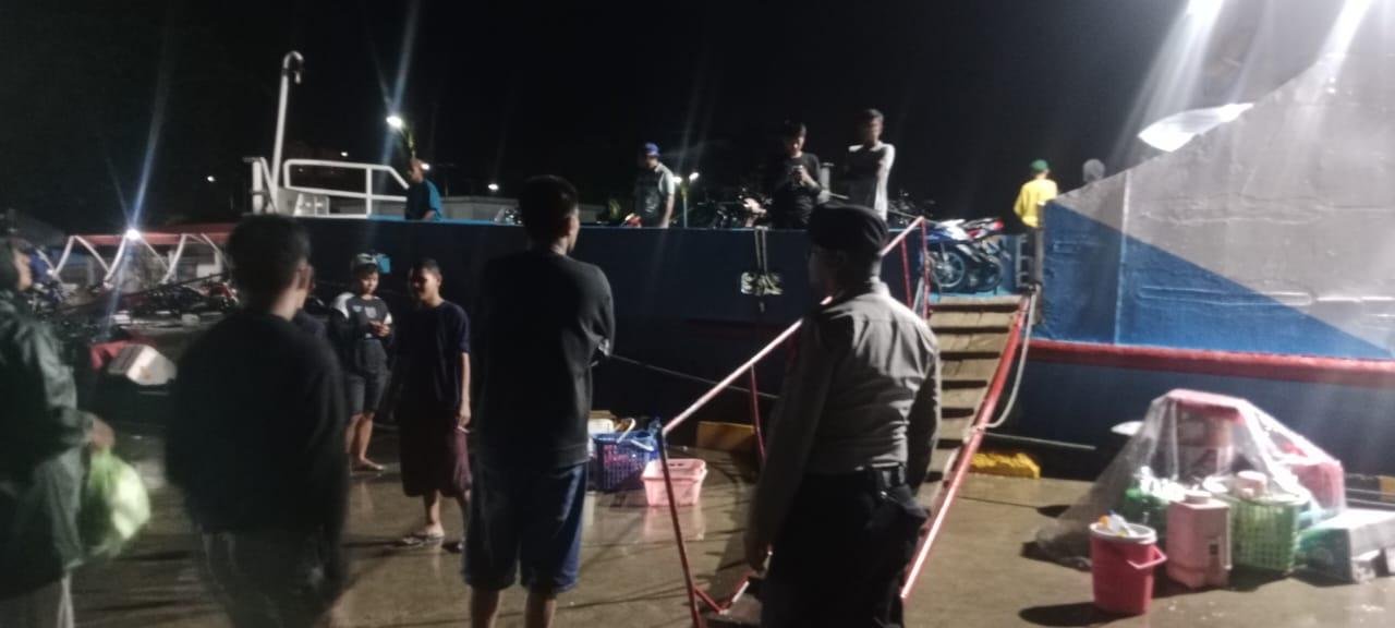Polres Wakatobi Pengamanan Keberangkatan KM Mekar Teratai di Pelabuhan Wanci