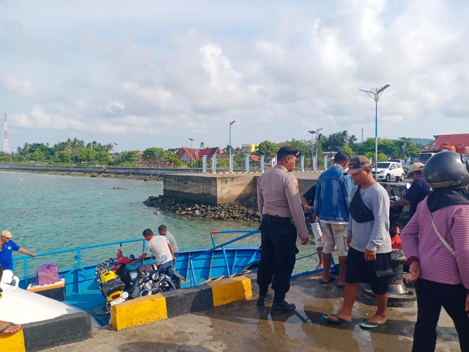 Polres Wakatobi Laksanakan Pengamanan Keberangkatan KM Natuna Expres di Pelabuhan Wanci