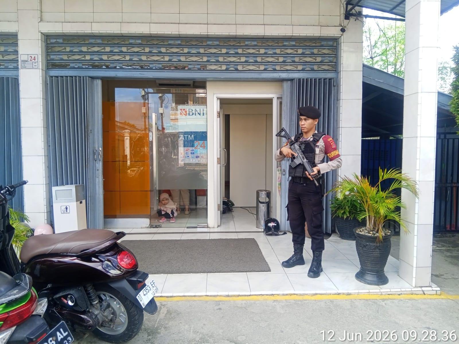 Sat Pamobvit Polres Wakatobi Amankan Objek Vital Perbankan di Wangi-Wangi Selatan
