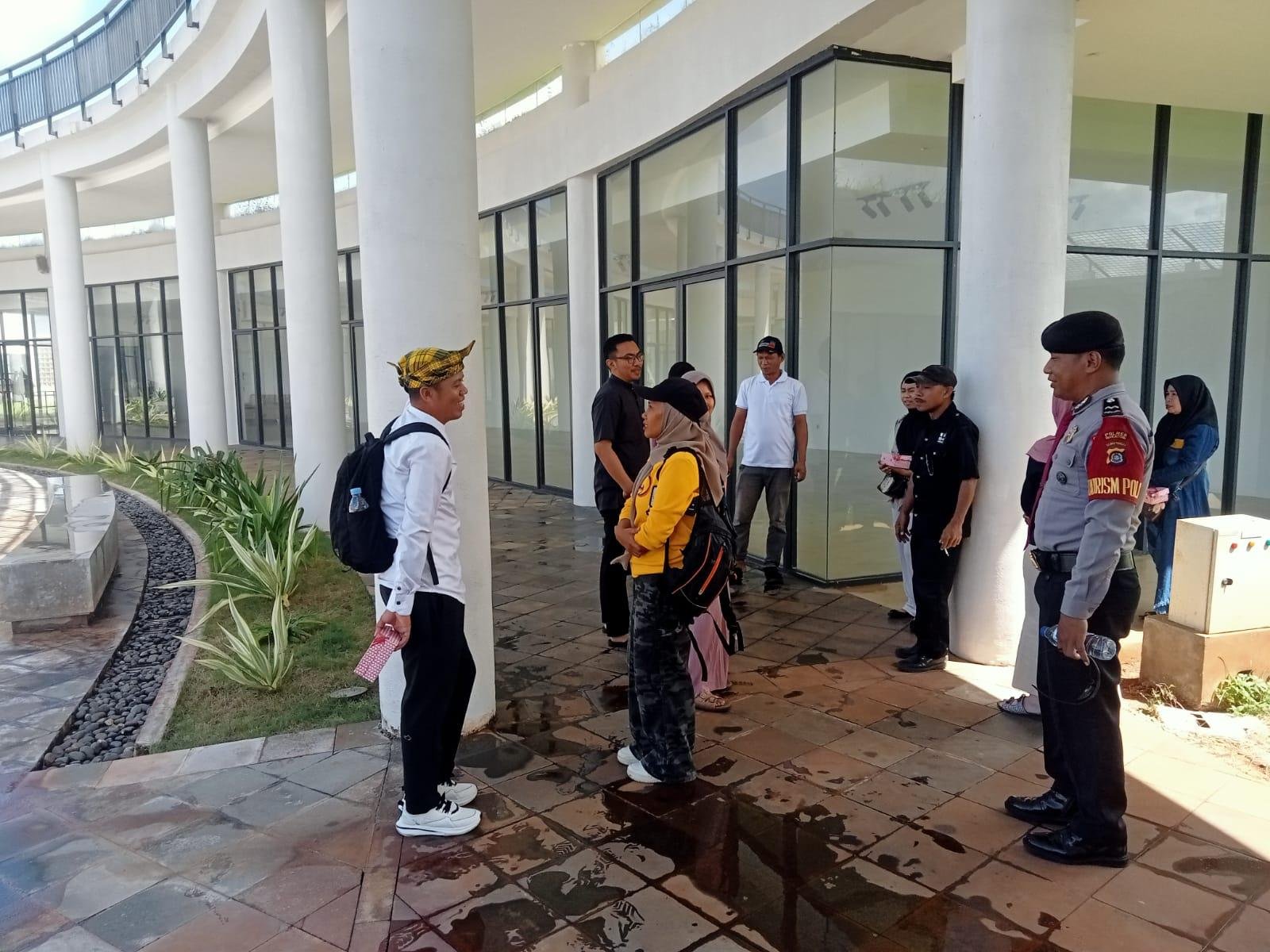 Unit Pamwisata Polres Wakatobi Imbau Pelaku Usaha Kuliner Jaga Kebersihan dan Kamtibmas di KSPN Maritim Center