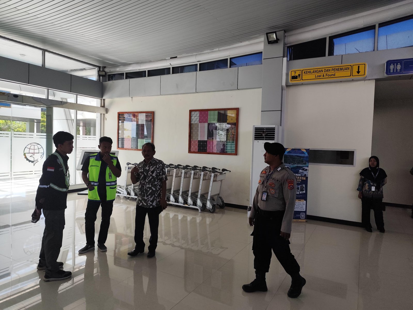 Sat Pamobvit Polres Wakatobi Pengamanan Kedatangan dan Keberangkatan Pesawat Fly Jaya di Bandara Matahora