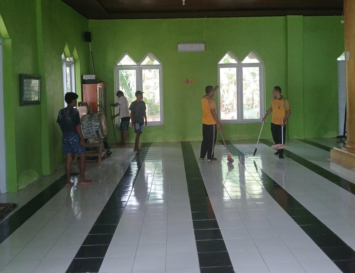 Bakti Religi HUT Bhayangkara ke-80, Polsek Kaledupa Selatan Bersihkan Masjid Al-Ikhlas Desa Langge