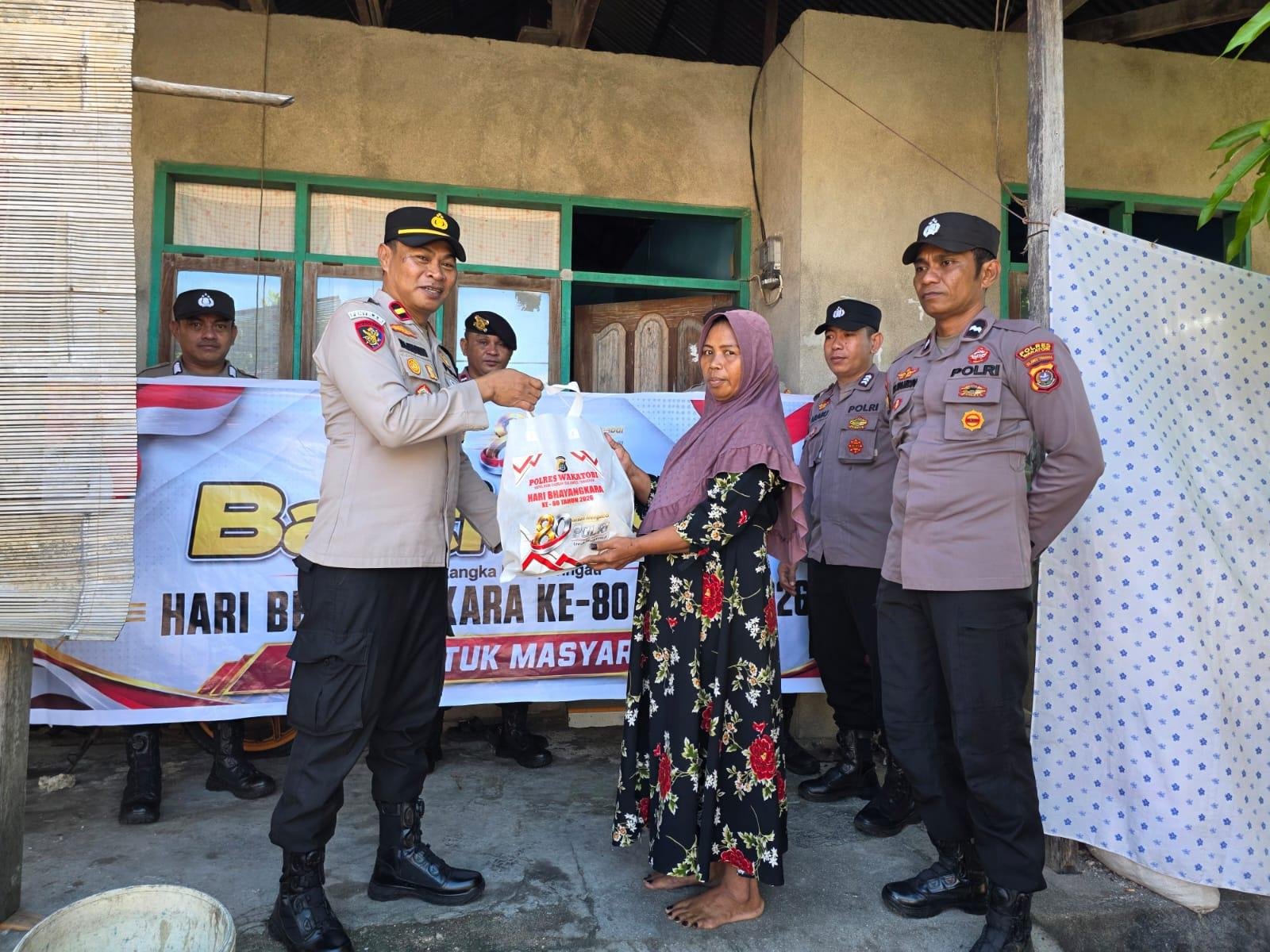Sambut Hari Bhayangkara Ke-80, Polsek Binongko Salurkan Bantuan Sosial kepada Warga di Dua Kecamatan