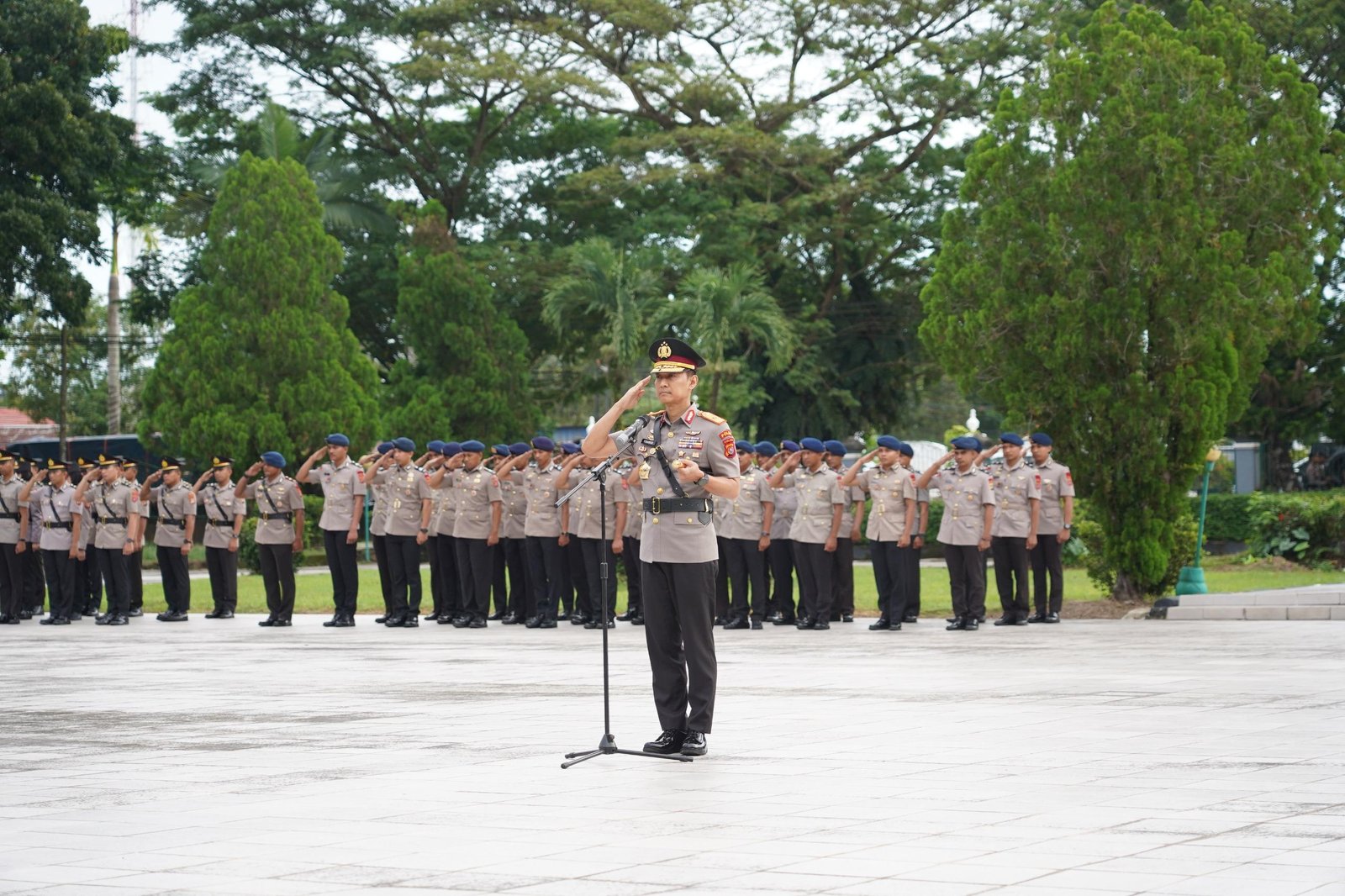 Peringati Hari Bhayangkara ke-80, Kapolda Sultra Ziarah Makam Pahlawan dan Tabur Bunga di TMP Watubangga