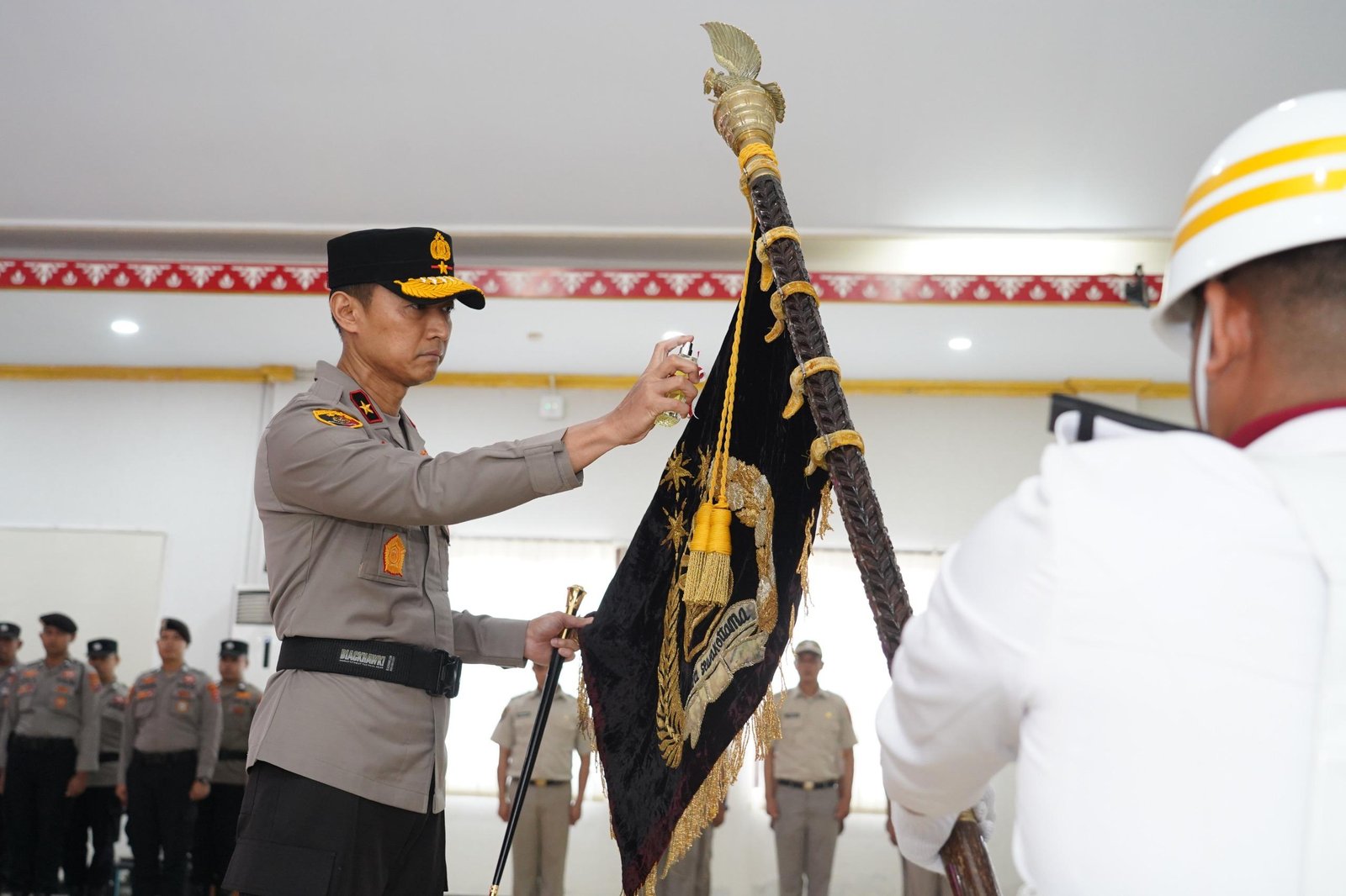 Pembinaan Tradisi Peringatan Hari Bhayangkara ke-80, Kapolda Sultra Pimpin Upacara Pemuliaan Pataka Dharma Cakti Raharja