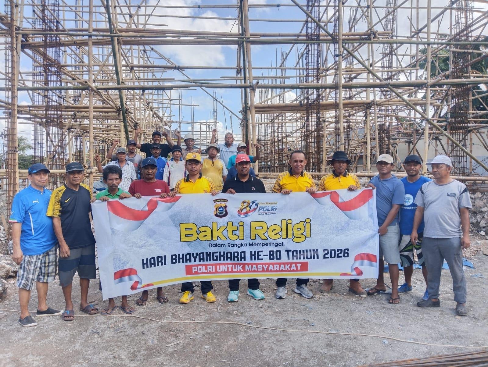 Bakti Religi HUT Bhayangkara ke-80, Polsek Tomia Timur Gotong Royong Bantu Pembangunan Masjid Al-Hikmah