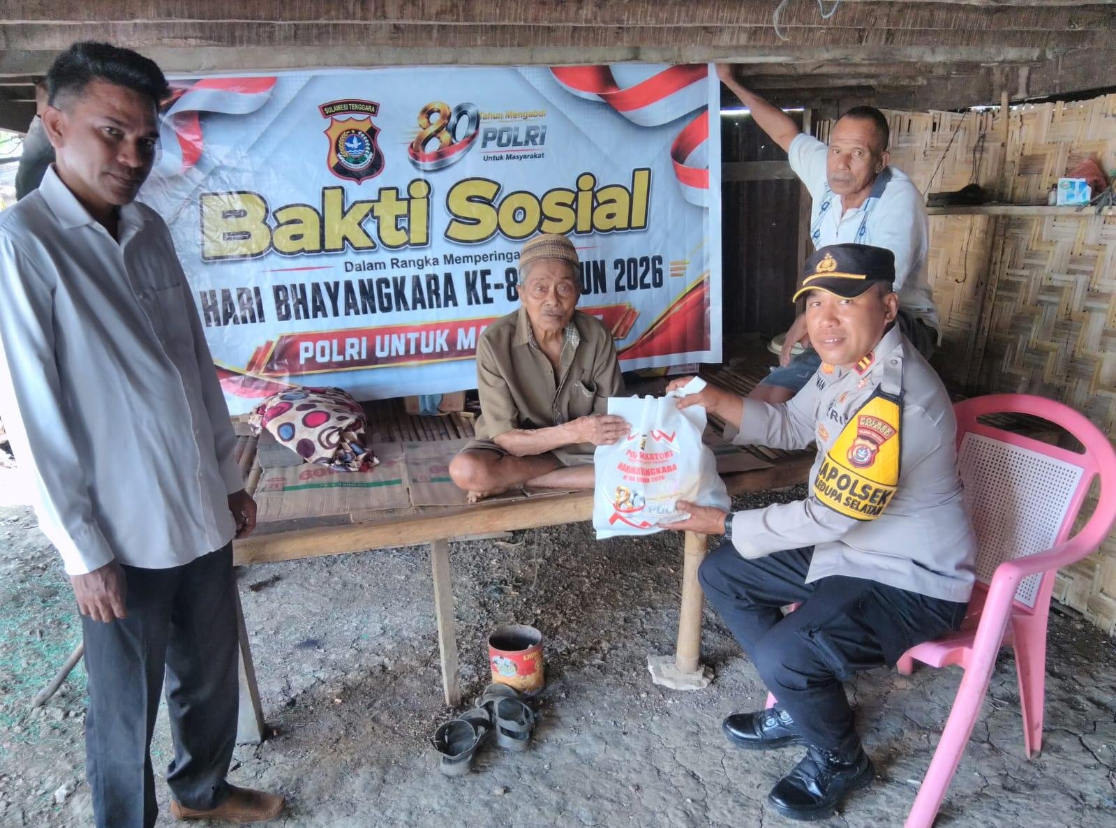Polsek Kaledupa Selatan Salurkan  Paket Sembako pada Bakti Sosial HUT Bhayangkara ke-80