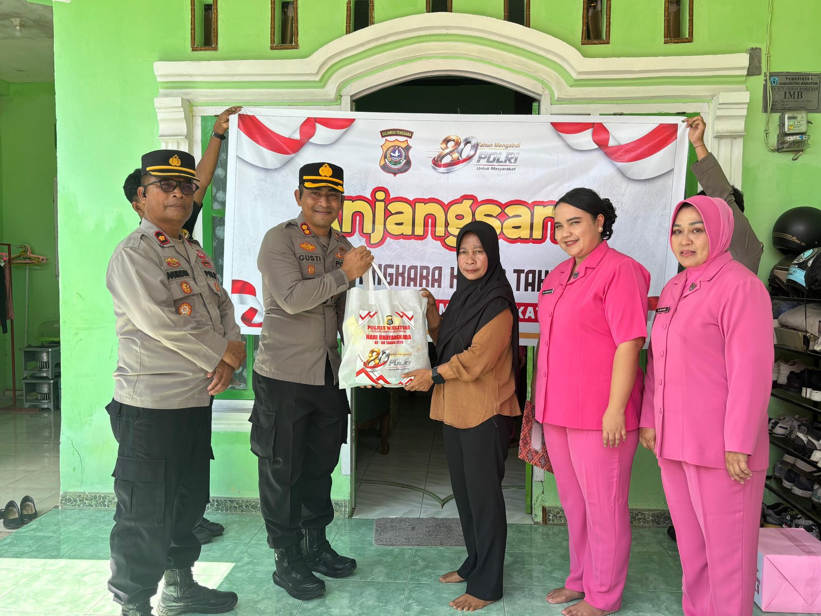 Kapolres Wakatobi Gelar Anjangsana, Salurkan Tali Asih kepada Purnawirawan dan Warakawuri Sambut Hari Bhayangkara ke-80