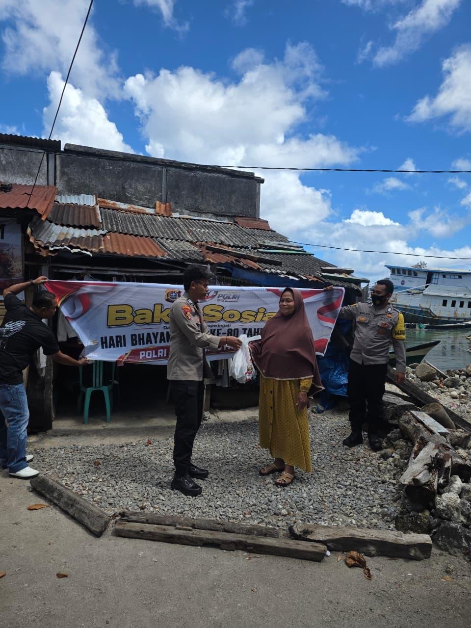 Polsek Tomia Salurkan Bantuan Sosial kepada Warga dalam Rangka HUT Bhayangkara ke-80