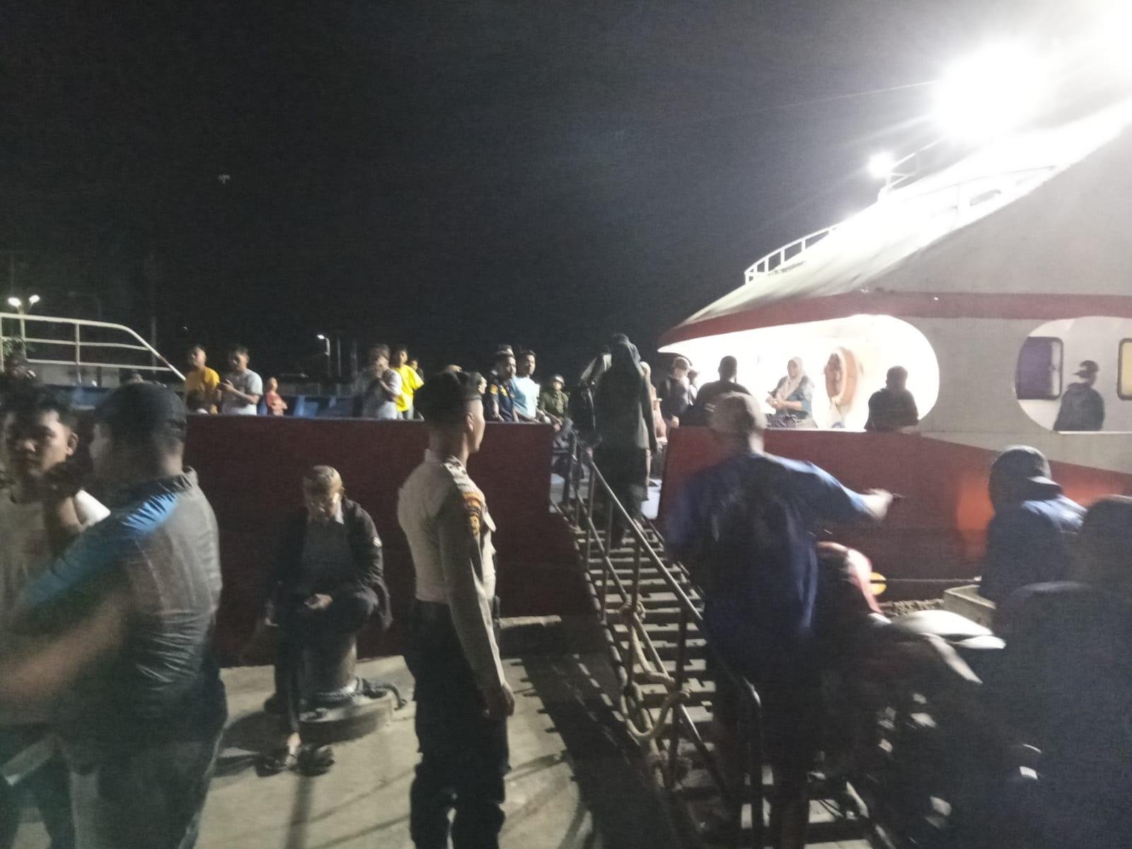 Satpamobvit Polres Wakatobi pengamanan Keberangkatan KM Simba 1, 224 Penumpang Berangkat Menuju Kendari