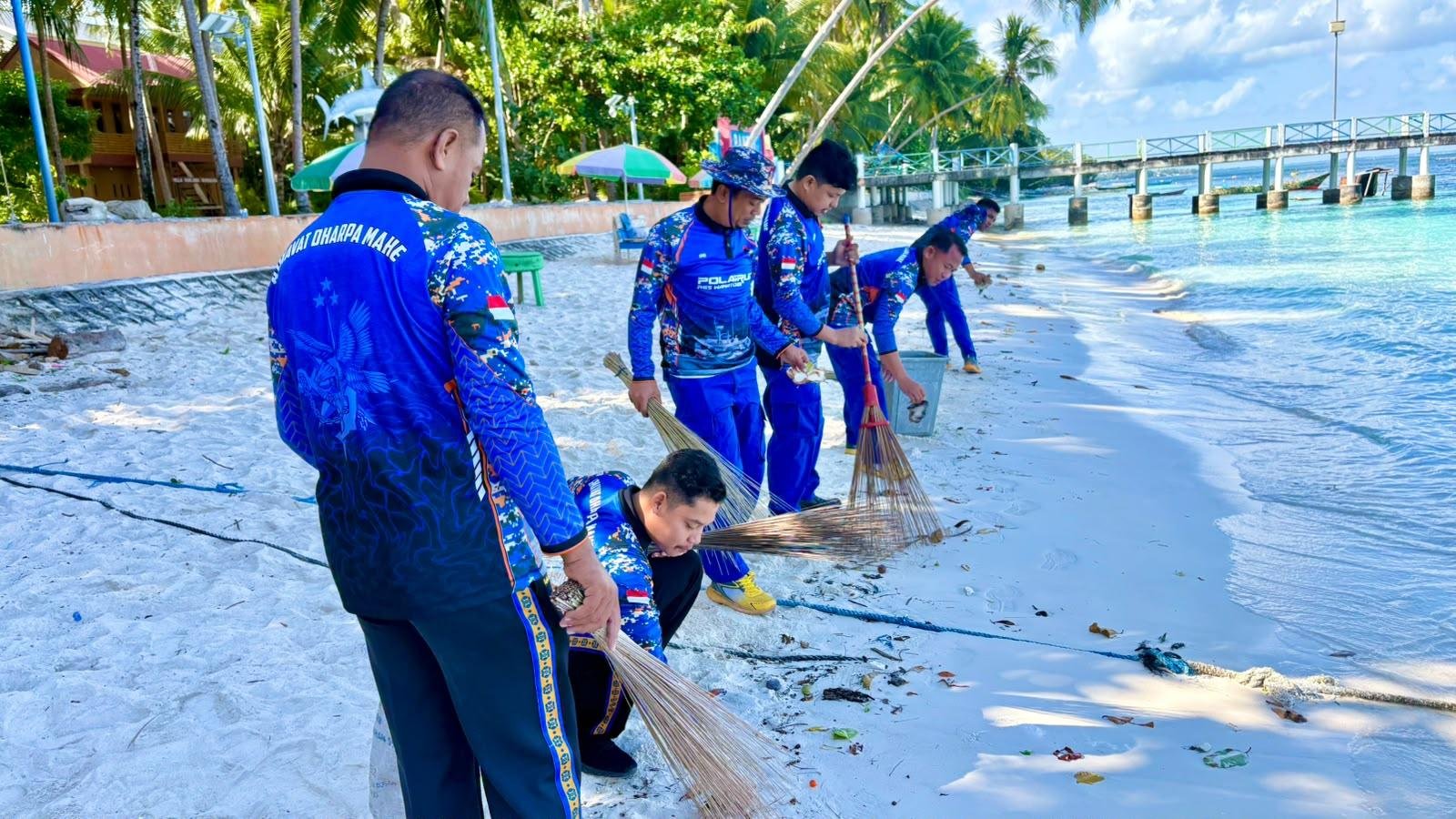 Wujudkan Wisata Bersih, Sat Polairud Polres Wakatobi Aksi di Pantai Wambuliga