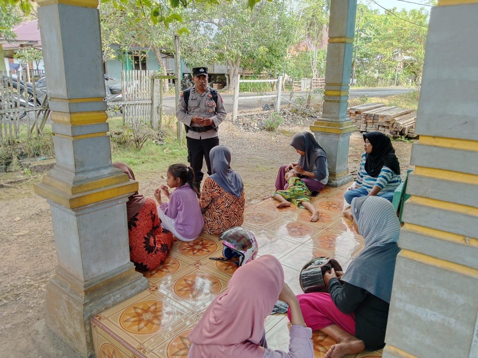 Bhabinkamtibmas Polres Wakatobi Sambangi Warga, Ajak Bersama Jaga Kamtibmas dan Ketahanan Keluarga