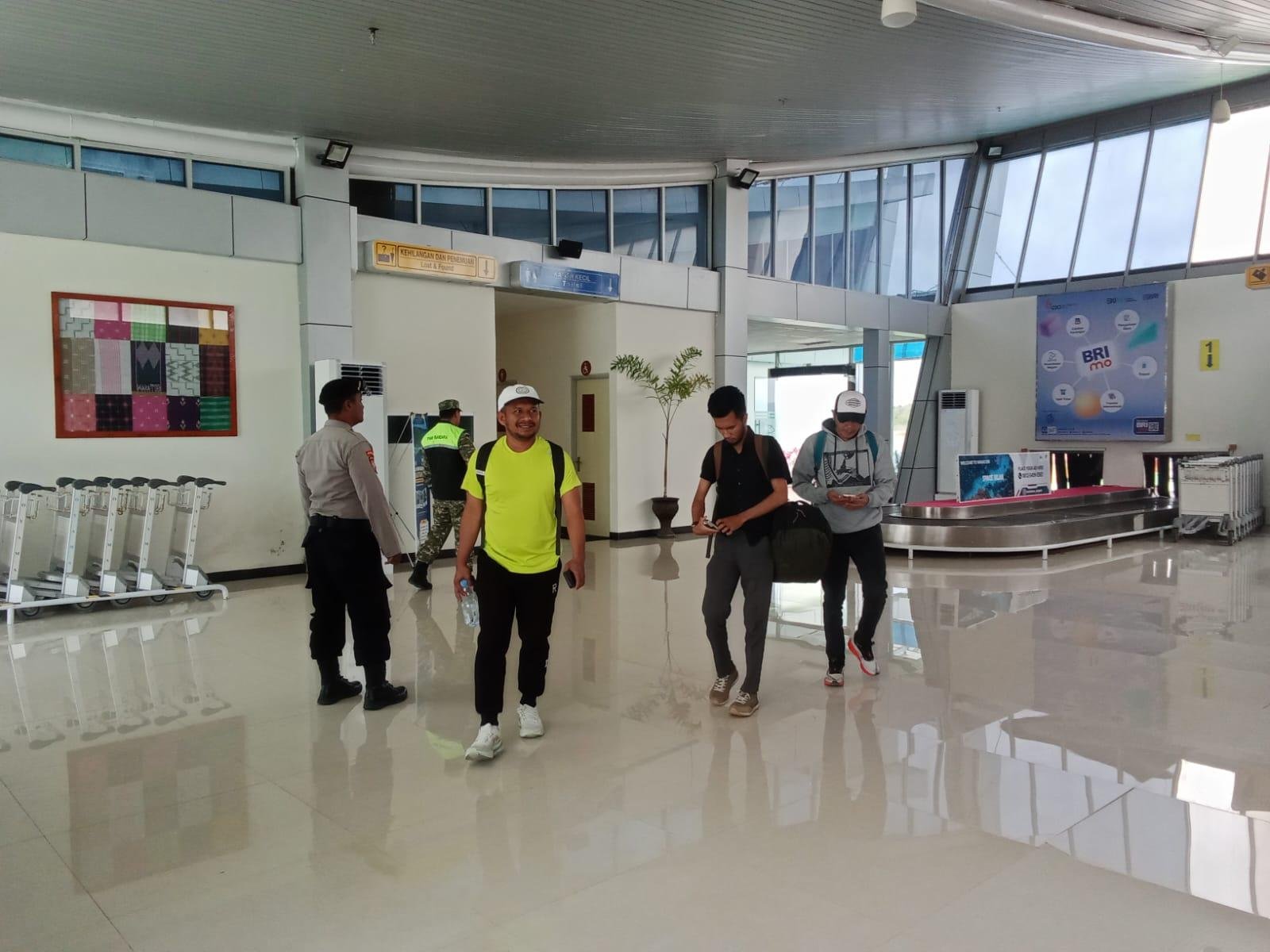Satpamobvit Polres Wakatobi Melaksanakaan Pelayanan keamanan, Kedatangan dan Keberangkatan Pesawat Fly Jaya di Bandara Matahora