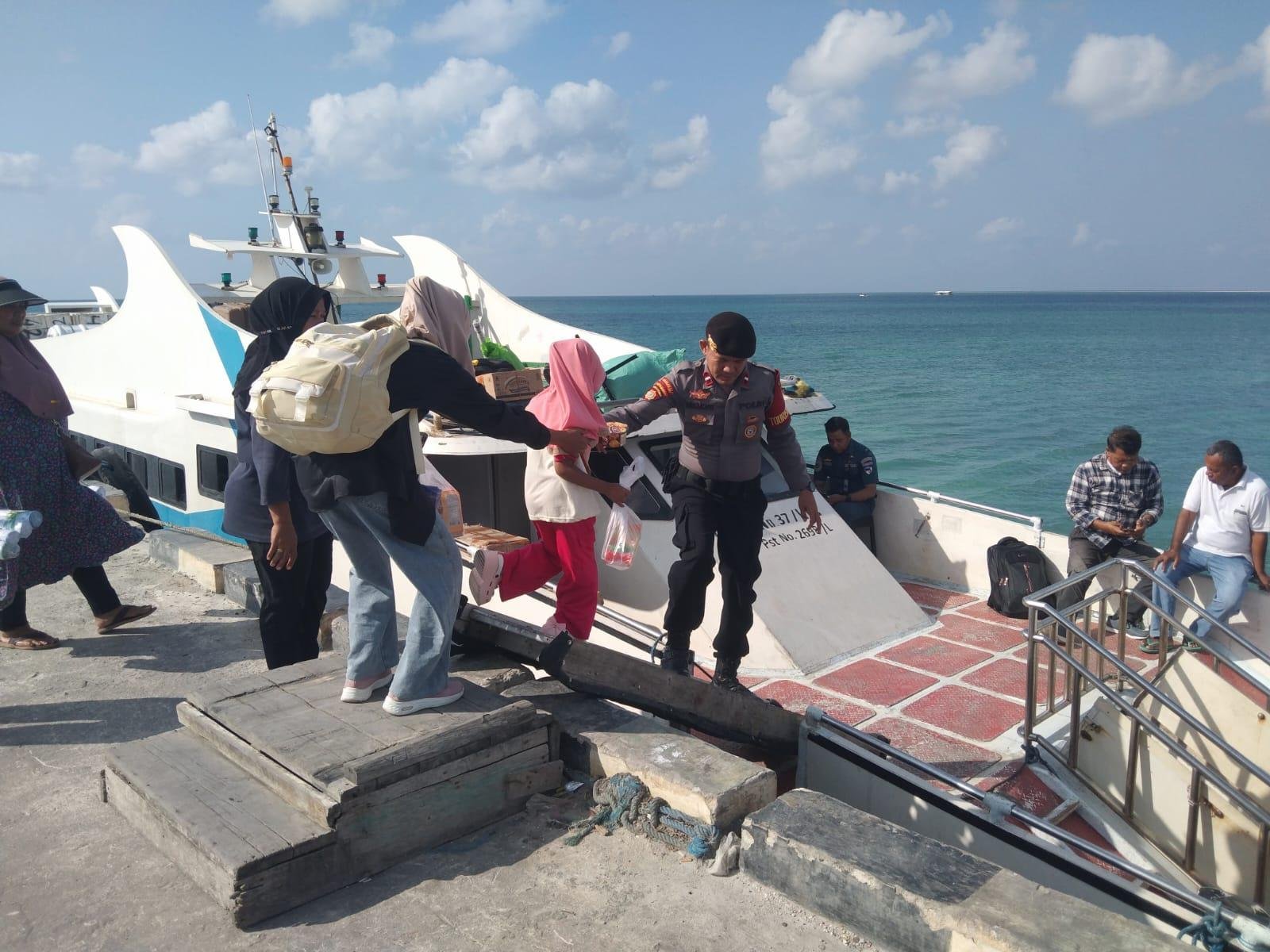 Pamwaster Satpamobvit Polres Wakatobi Berikan Pelayanan Keamanan Keberangkatan KM Fungka Ekspres 01