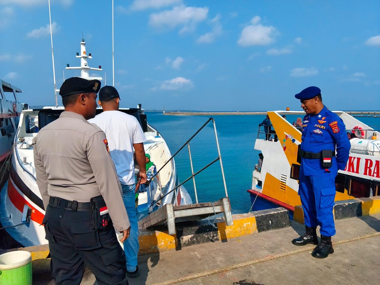 Pamobvit Polres Wakatobi Berikan Pelayanan Keamanan Keberangkatan KM. Pasific Jetstar 1 di Pelabuhan Wanci