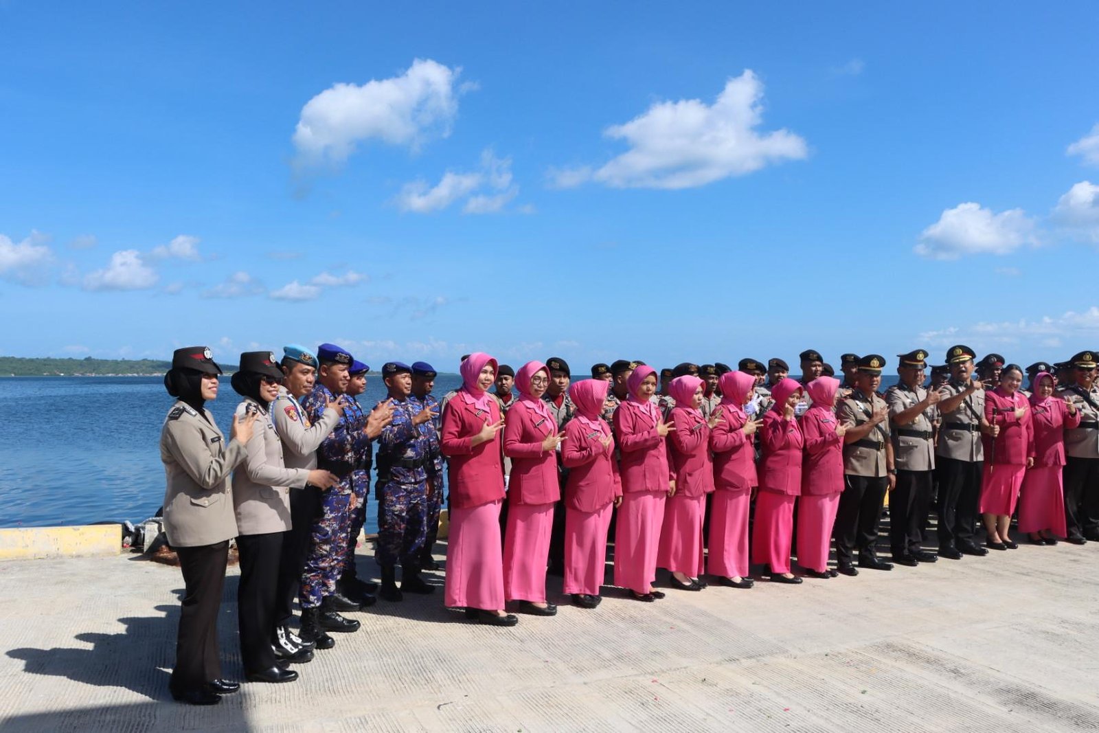 Kapolres Wakatobi Pimpin Upacara Tabur Bunga di Pelabuhan Panggulubelo