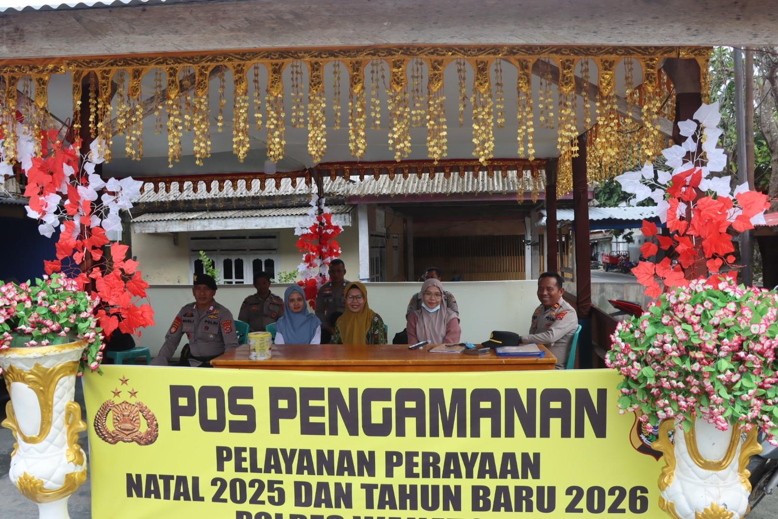 Padal IPTU La Daka Tomia Pimpin Pengamanan Pos Pam Pelabuhan Wanci dalam Operasi Lilin Anoa 2025