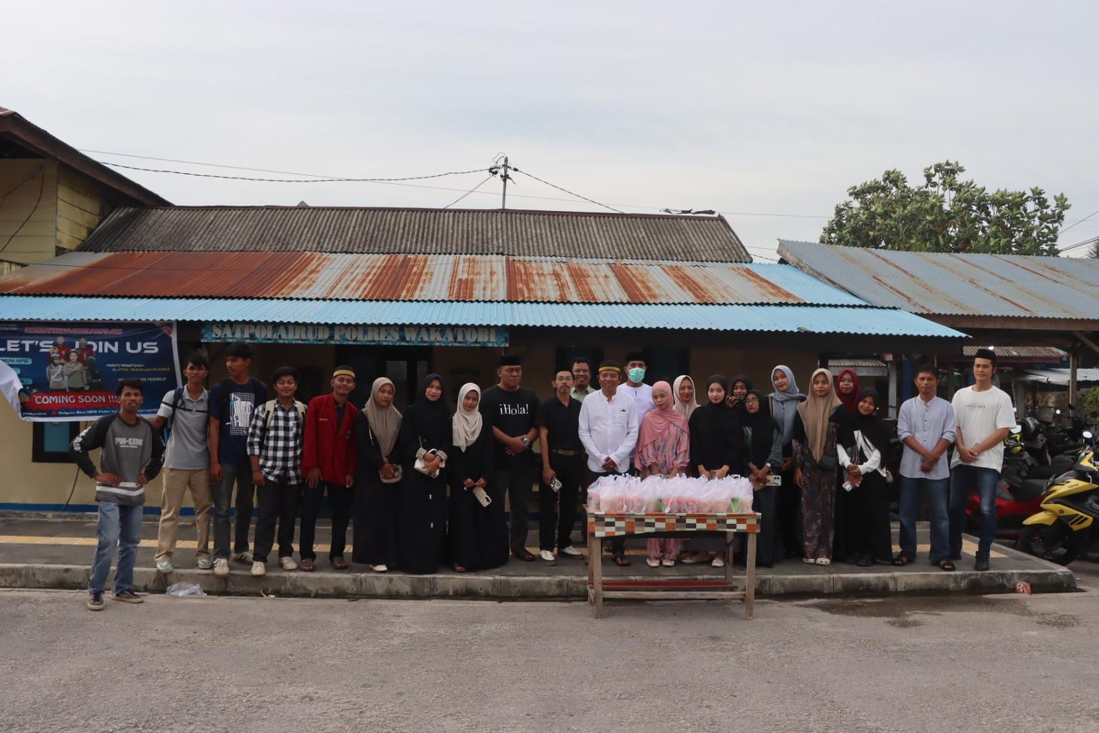 Sat Intelkam Polres Wakatobi Bersama IMM Wakatobi Bagikan Ratusan Menu Takjil di Pelabuhan Rakyat Wanci9