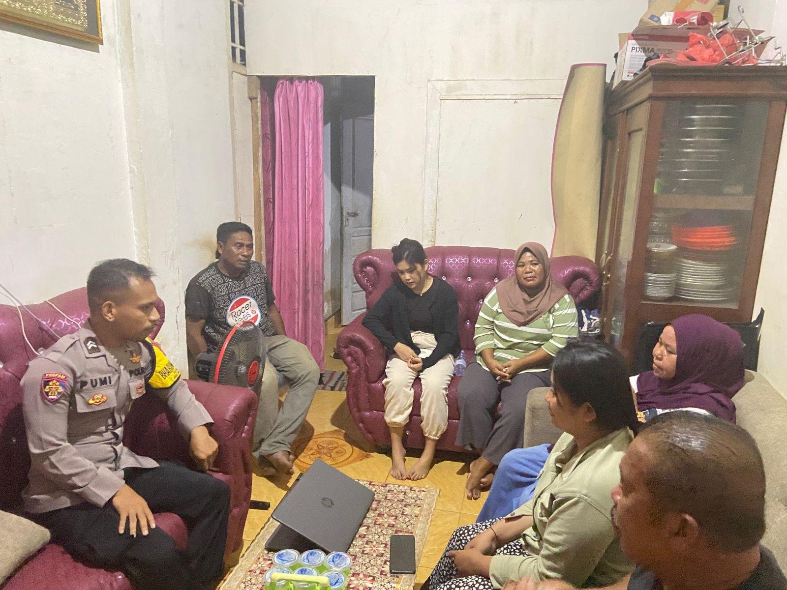 Bhabinkamtibmas Desa Mola Samaturu Laksanakan Sambang Desa, Sampaikan Pesan Kamtibmas kepada Warga