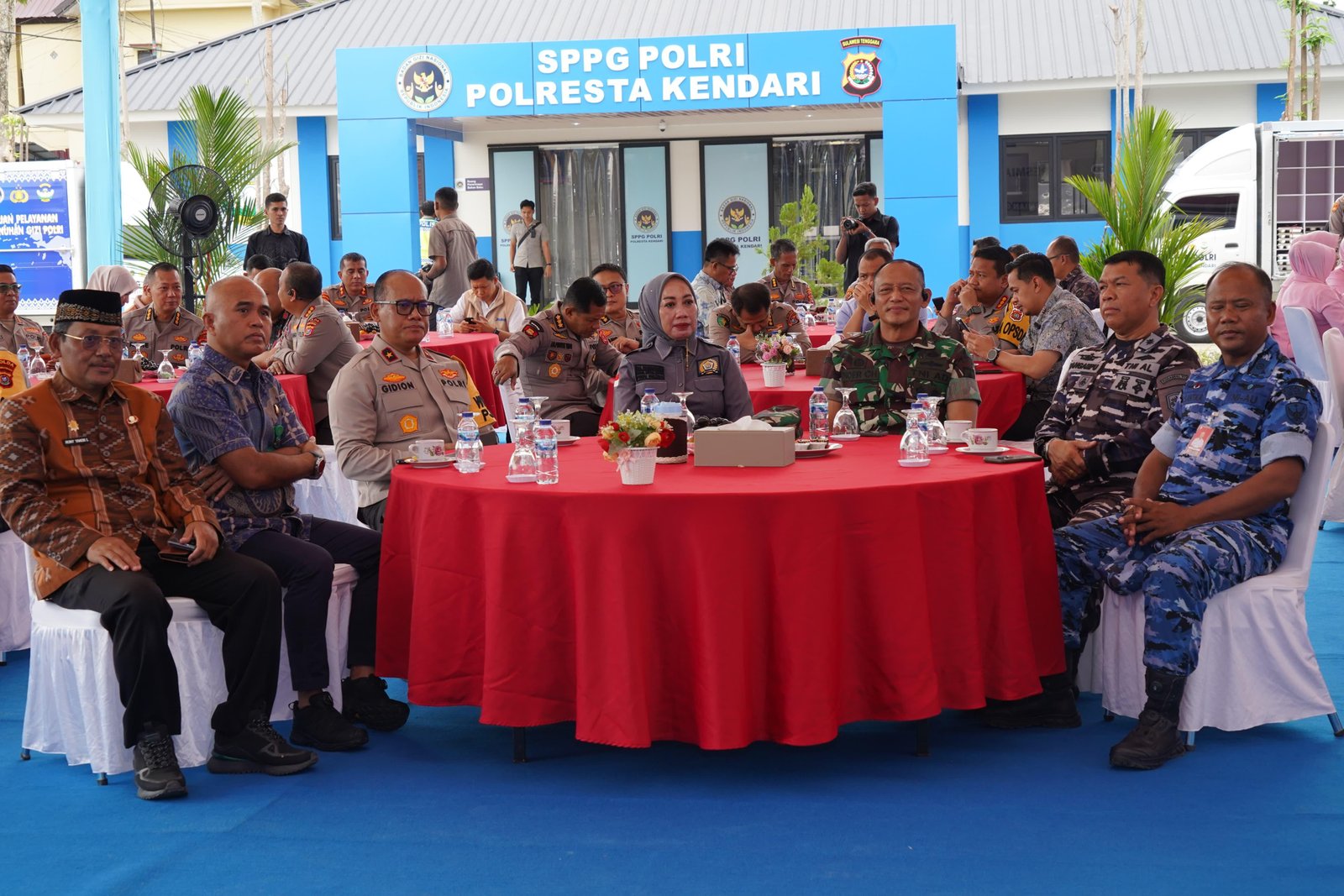 Slog Polri Percepat Distribusi Bantuan ke Tiga Provinsi Terdampak Bencana Melalui Jalur Udara dan Laut