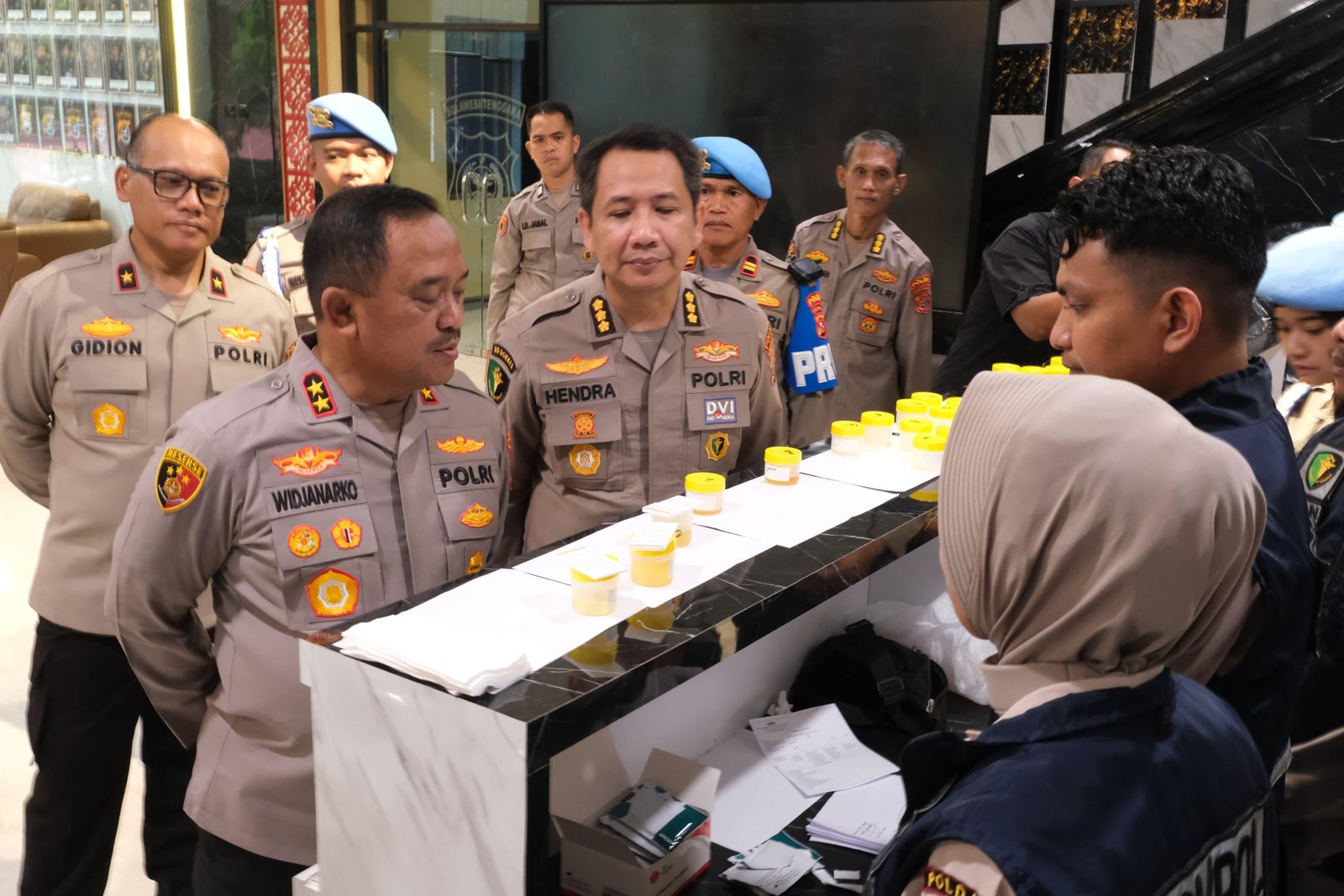 Kapolda Sultra Bersama Pejabat Utama Melaksanakan Tes Urine Dadakan