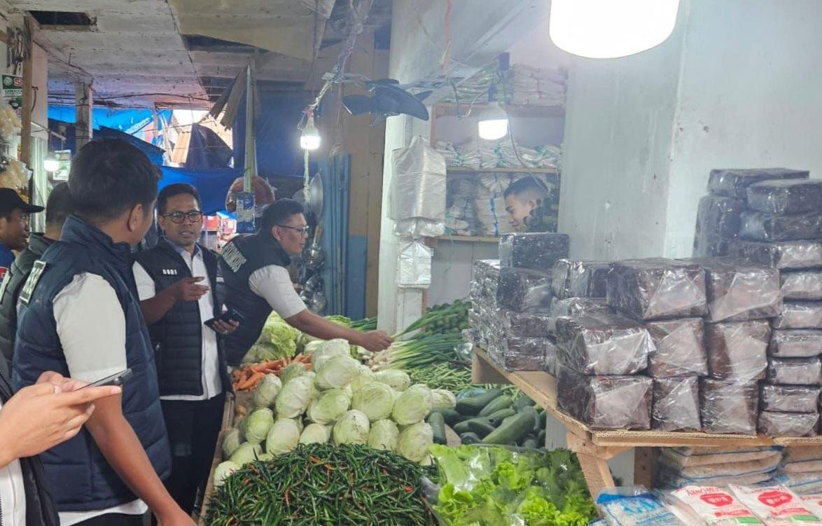 Satgas Pangan Polda Sultra Pantau Harga Bahan Pokok di Pasar Baruga, Stok Dipastikan Stabil