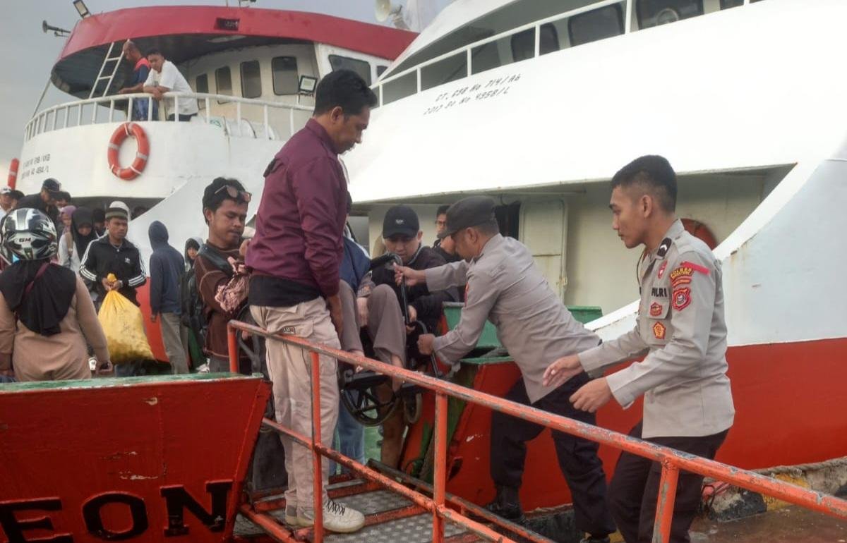 Pengamanan Kedatangan KM Mekar Teratai, Polres Wakatobi Pastikan Arus Penumpang Aman dan Lancar