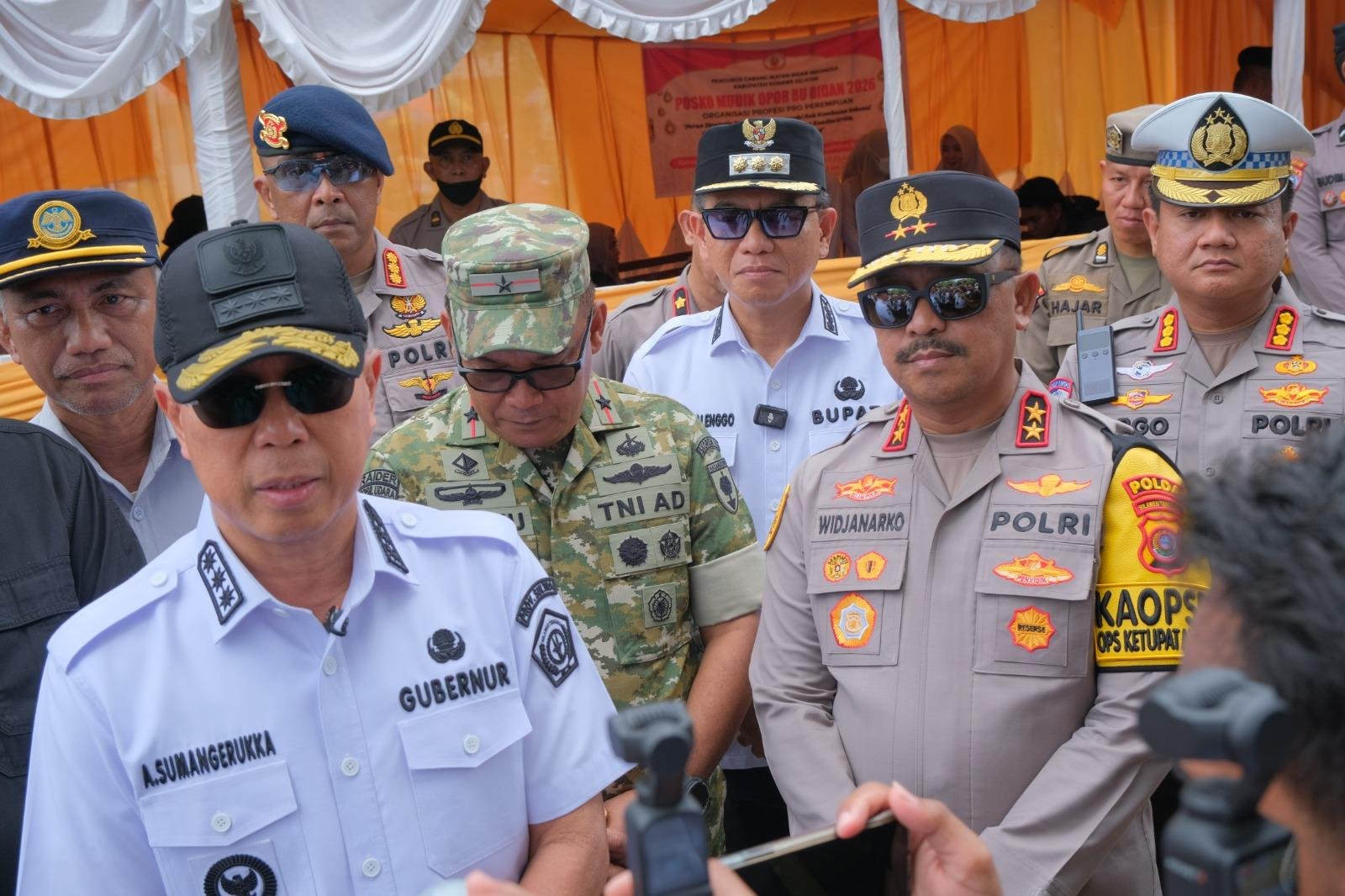 Kapolda Sultra dan Gubernur Tinjau Puncak Arus Mudik di Pelabuhan Amolengo dan Torobulu