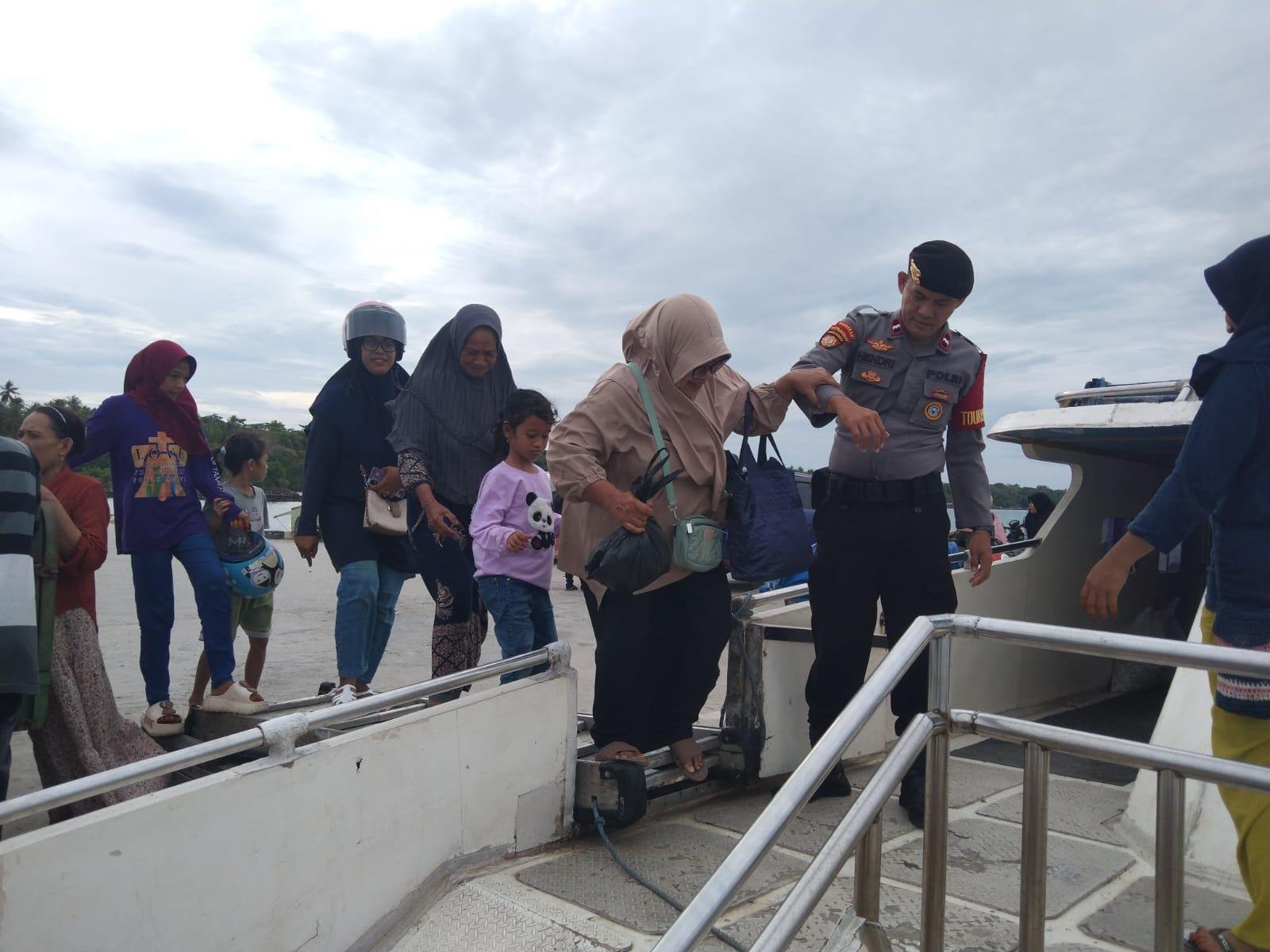 Satpamobvit Polres Wakatobi Pengamanan Keberangkatan KM Fungka Ekspres 01 dalam Operasi Ketupat Anoa 2026