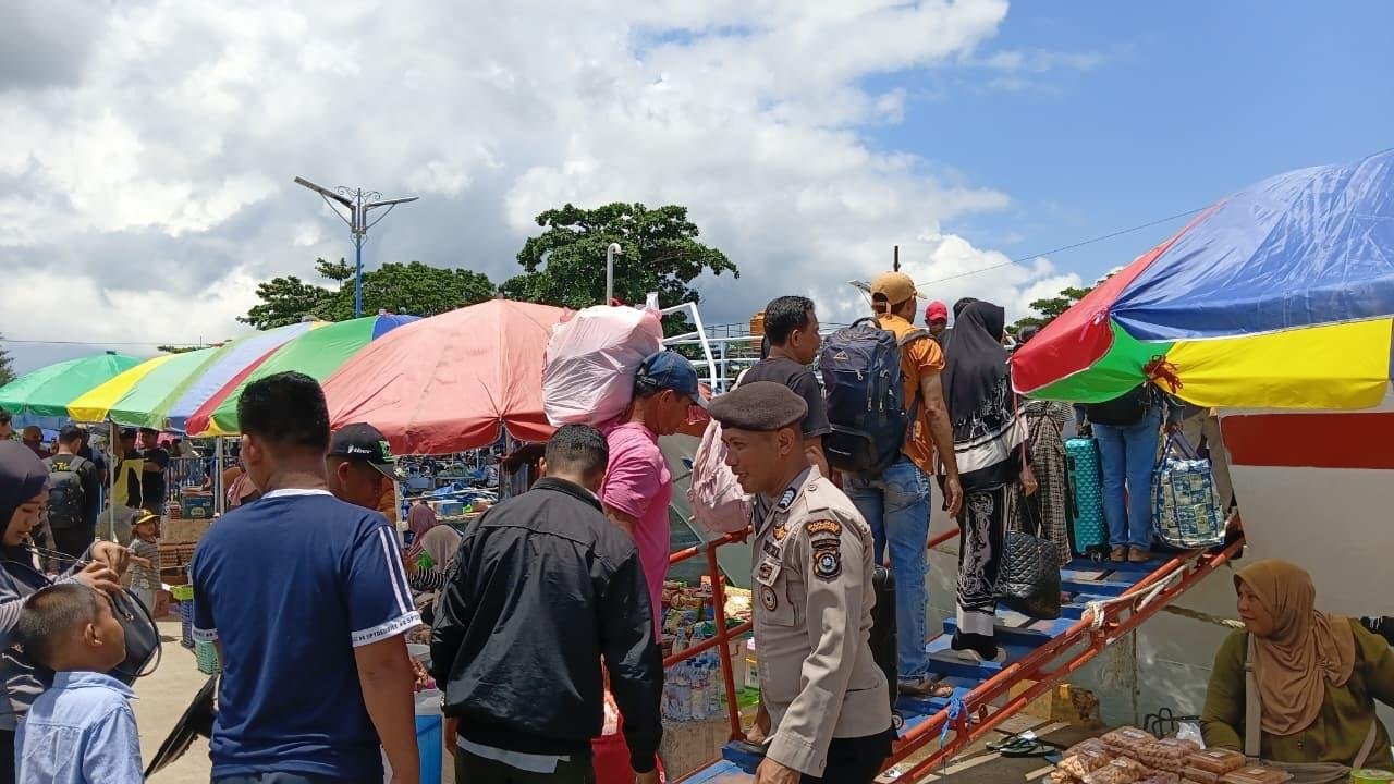 Pengamanan Keberangkatan KM Al Sudais 21, Satpamobvit Polres Wakatobi Pastikan Penumpang Aman dan Lancar