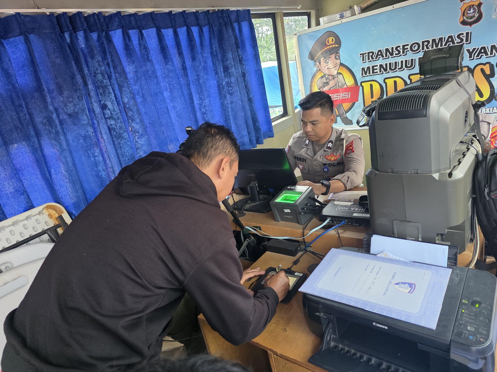 Pelayanan Prima di Stand Polda Sultra, Ditlantas Berikan Konsultasi dan Perpanjangan SIM untuk Masyarakat
