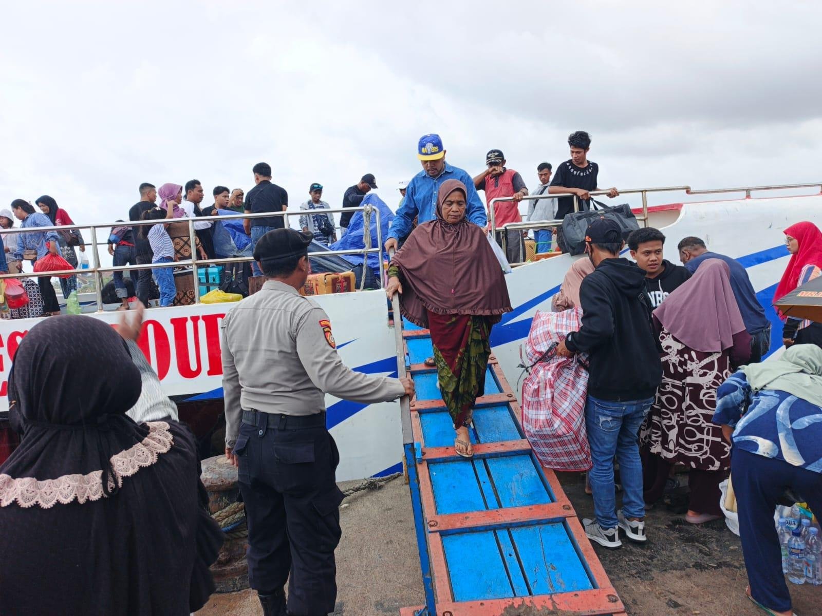 Polres Wakatobi Laksanakan Pengamanan Keberangkatan KM Batam Line 2 di Pelabuhan Wanci