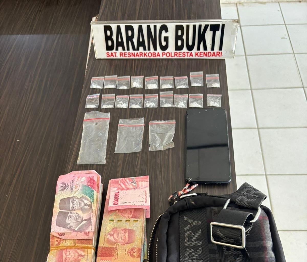 Pengedar Sabu Dibekuk, Polisi Amankan 18 Paket Barang Bukti di Kendari