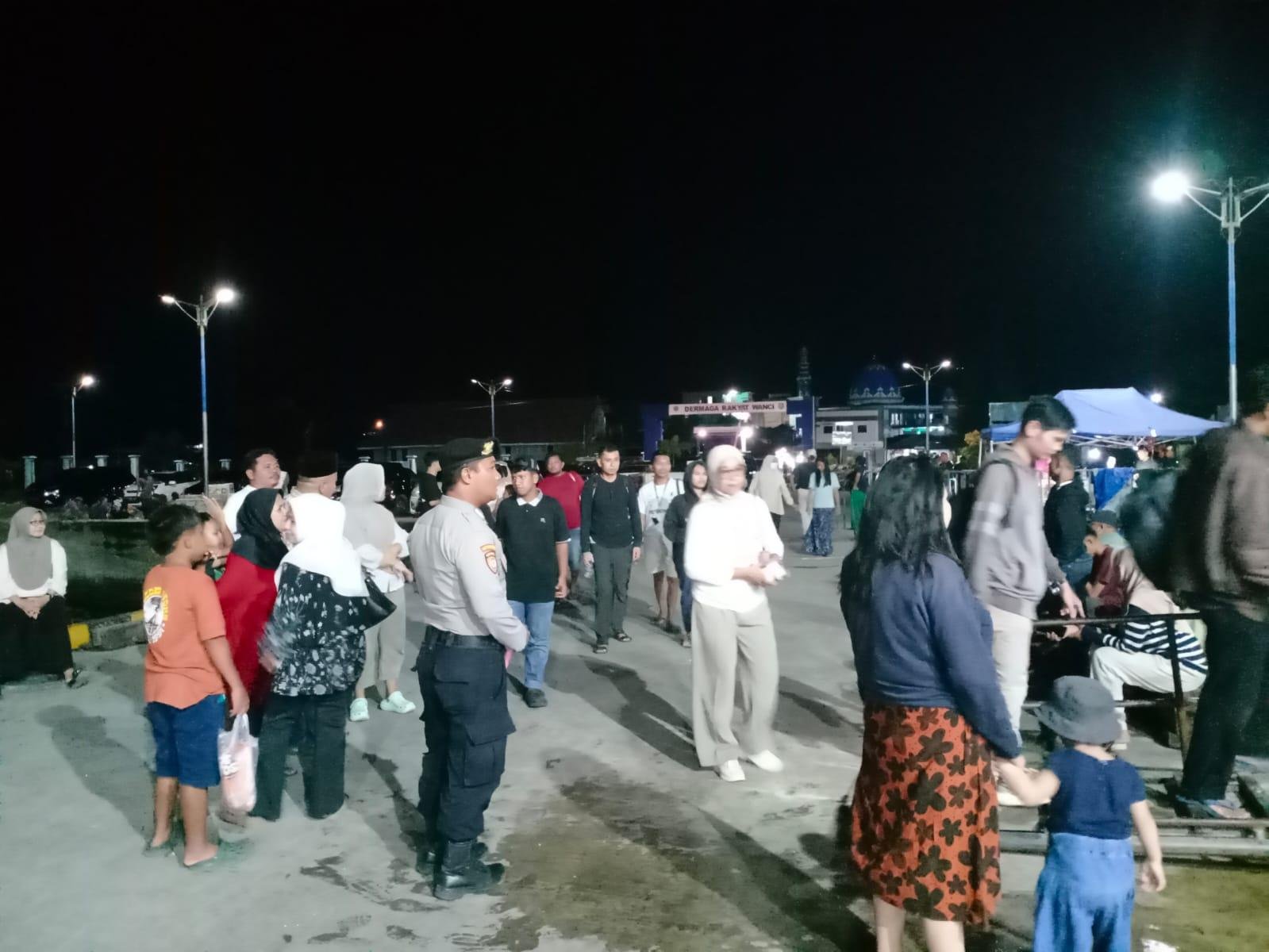 Satpamobvit Polres Wakatobi Pengamanan Keberangkatan KM Simba 1 di Pelabuhan Wanci
