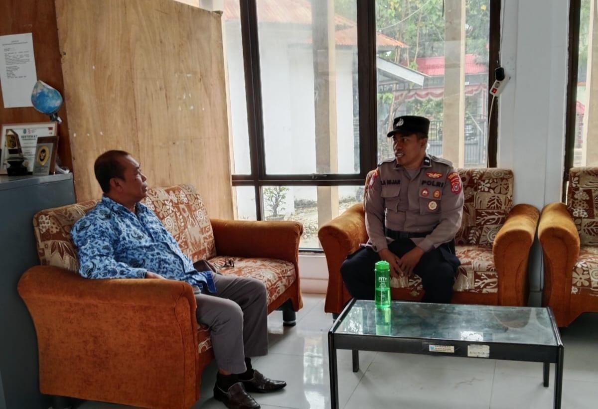 Bhabinkamtibmas Polres Wakatobi Laksanakan Giat Sambang di Dinas Perpustakaan dan Kearsipan
