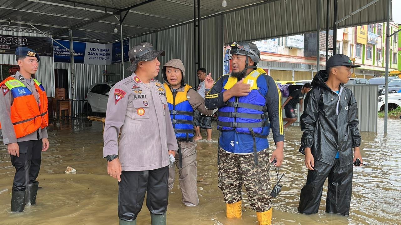 Brimob Polda Sultra Evakuasi Warga Terdampak Banjir di Sejumlah Titik Kota Kendari