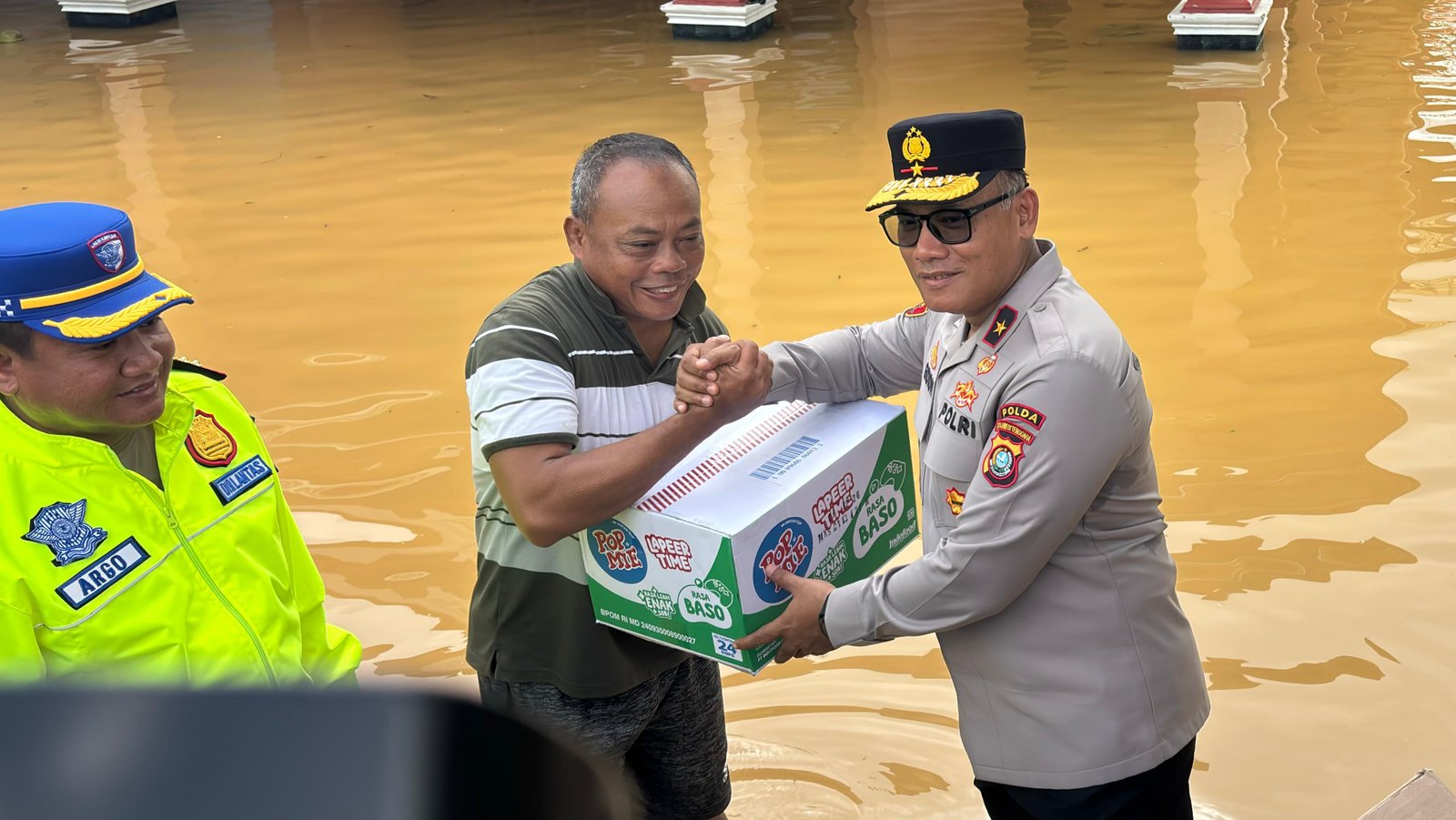 Berikan Dukungan Semangat, Wakapolda Sultra Bagikan 200 Paket Bingkisan untuk Warga Terdampak Banjir di Kali Wanggu