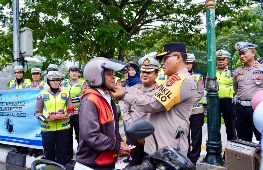 Operasi Keselamatan Anoa 2026, Ditlantas Polda Sultra Gelar “Polantas Menyapa” dengan Bagi Helm dan Bunga di Kendari