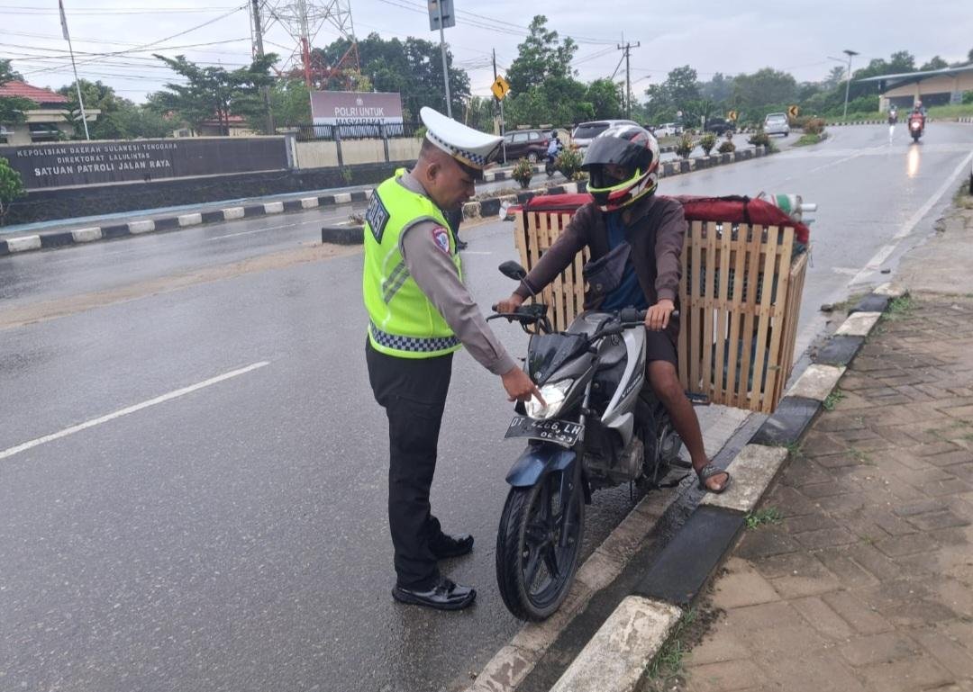 Operasi Keselamatan 2026, Satgas Gakkum Dirlantas Polda Sultra Berikan Teguran Humanis kepada Pengendara di Kendari