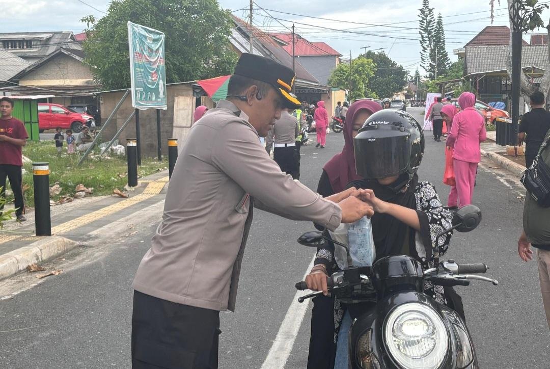 Kapolres Wakatobi Pimpin Ramadhan Berbagi Berkah, Bagikan Menu Takjil di Jalan Depan Kantor Bupati